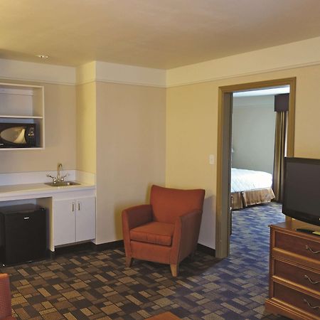 La Quinta By Wyndham Seguin Hotel Exterior photo