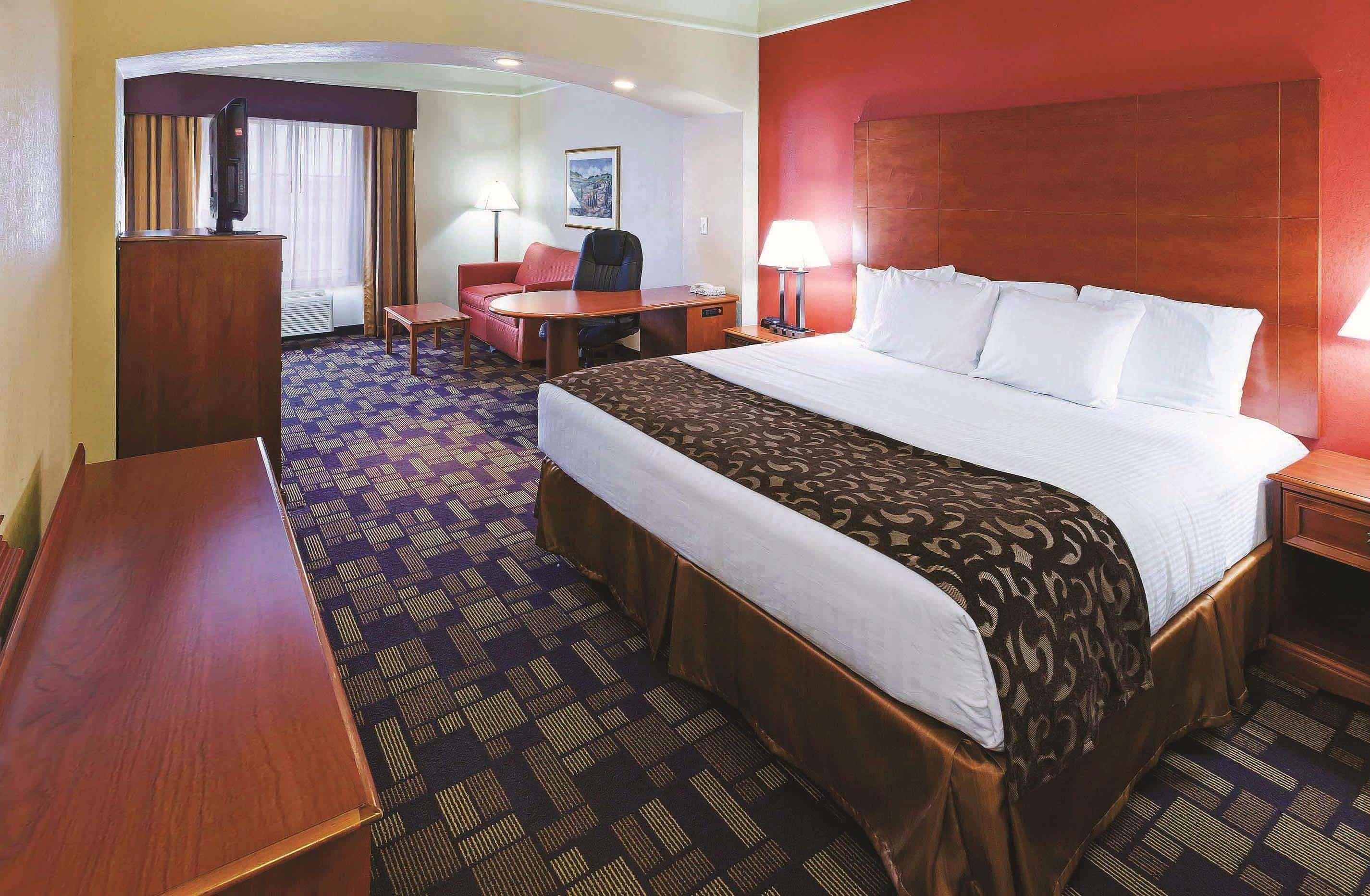 La Quinta By Wyndham Seguin Hotel Exterior photo