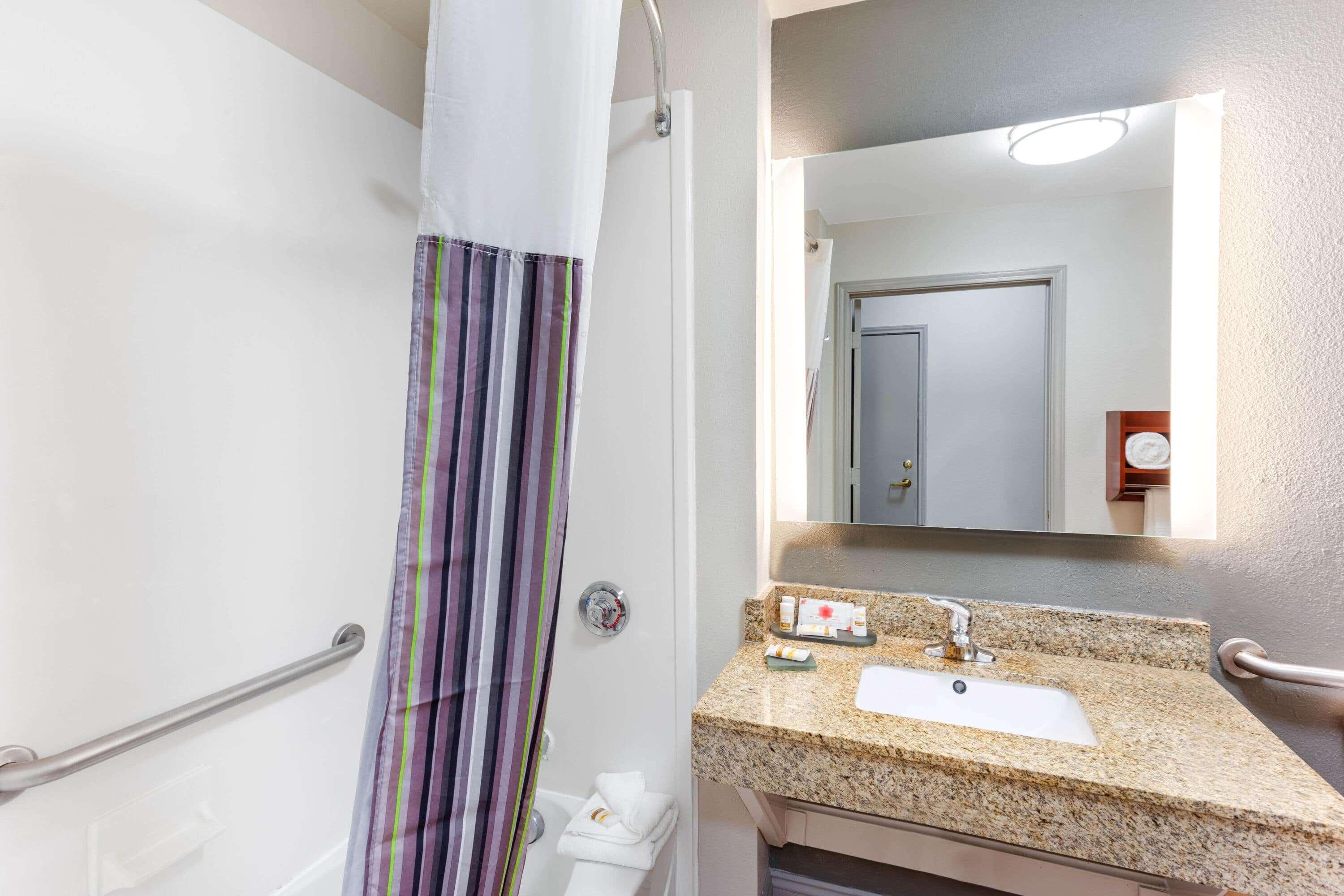 La Quinta By Wyndham Seguin Hotel Exterior photo