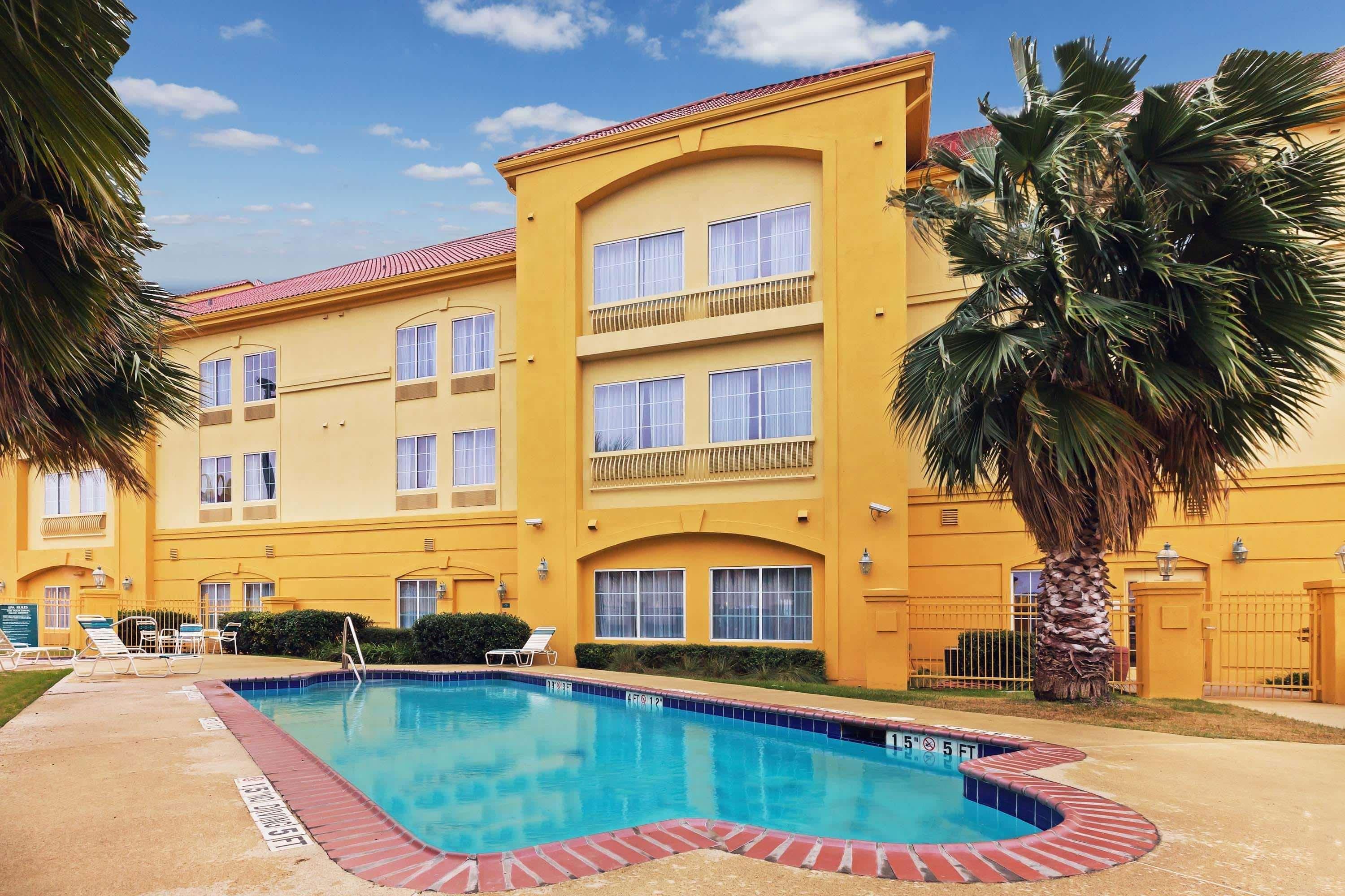 La Quinta By Wyndham Seguin Hotel Exterior photo