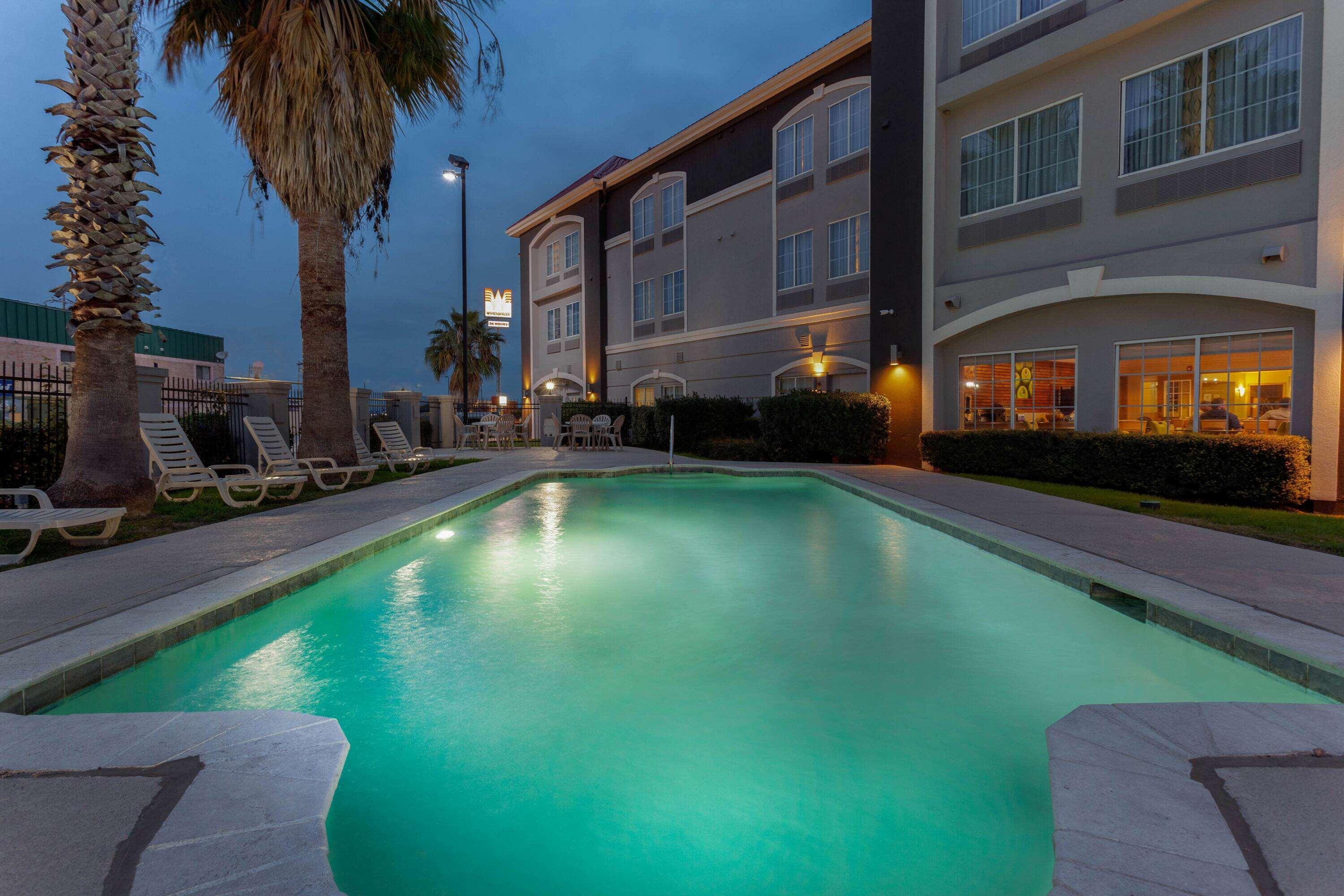 La Quinta By Wyndham Seguin Hotel Exterior photo