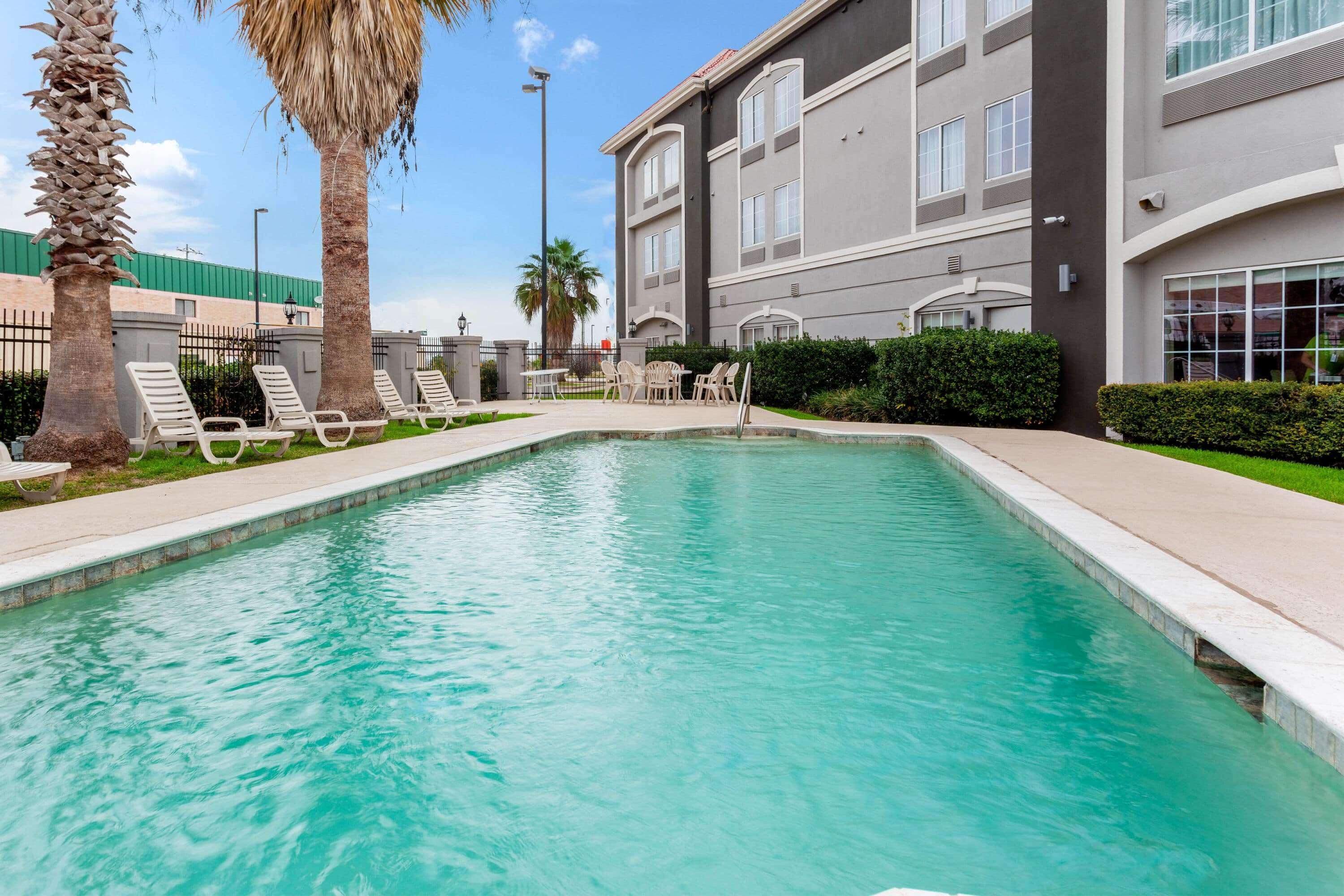La Quinta By Wyndham Seguin Hotel Exterior photo