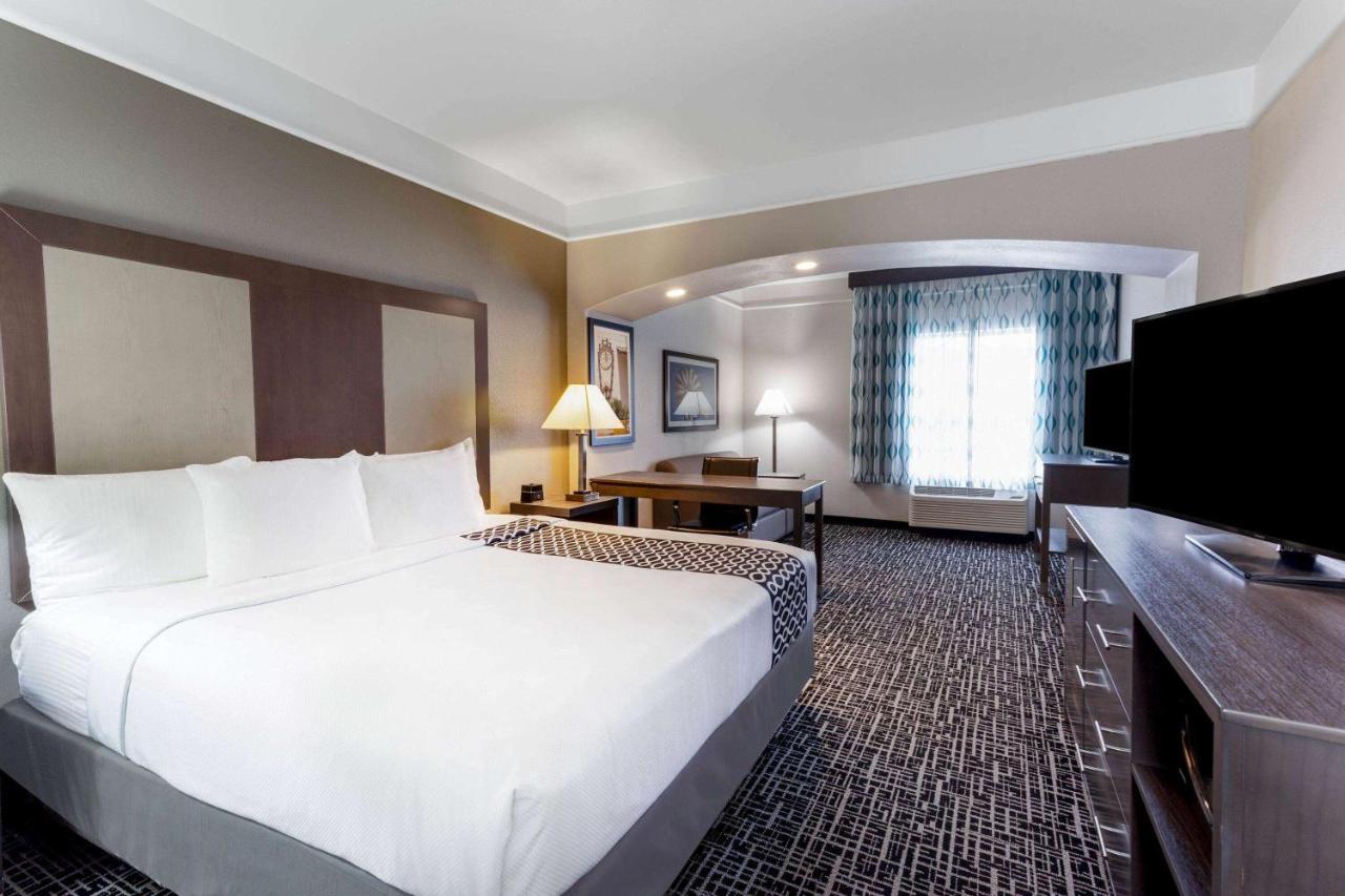 La Quinta By Wyndham Seguin Hotel Exterior photo